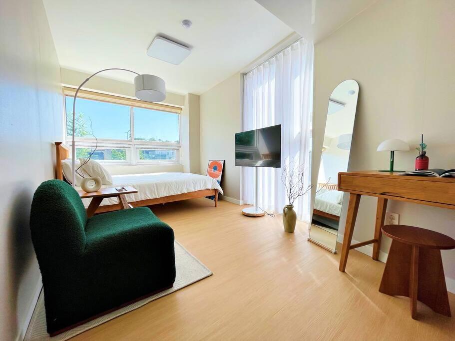 Hongdae, Sinchon, Mangwon, Entire 2nd Floor