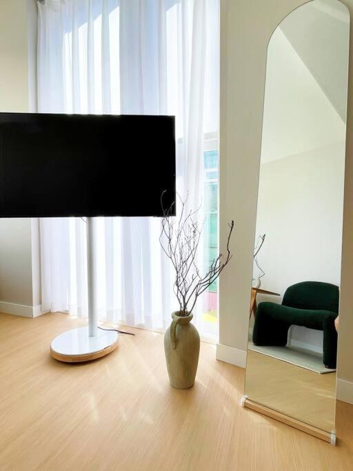 Hongdae, Sinchon, Mangwon, Entire 2nd Floor Apartment Seoul
