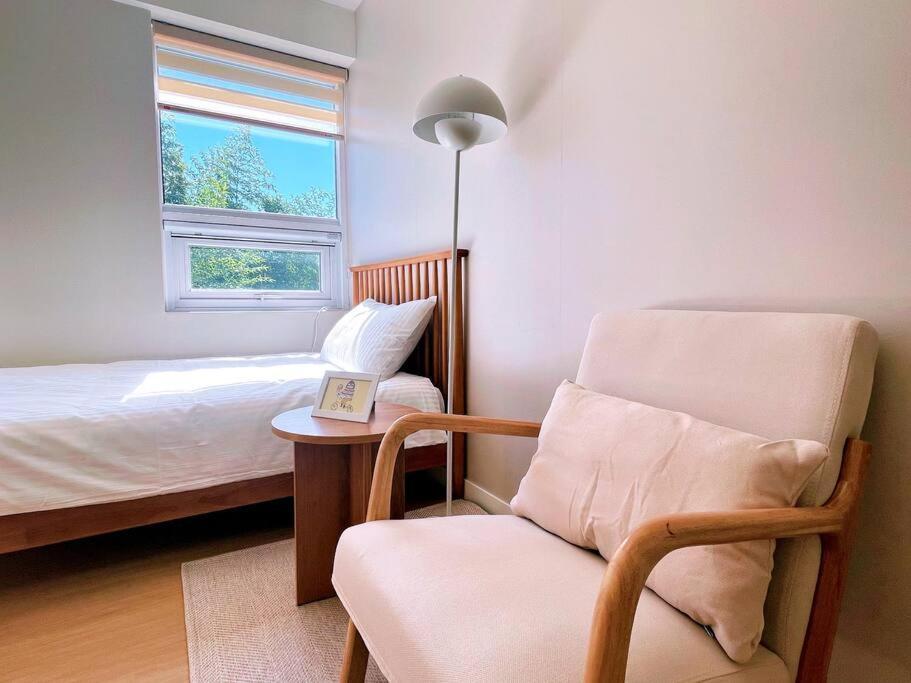 Hongdae, Sinchon, Mangwon, Entire 2nd Floor Apartment *