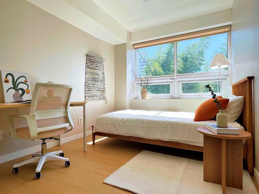 Hongdae, Sinchon, Mangwon, Entire 2nd Floor Apartment Seoul